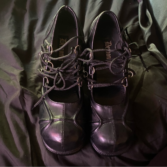 deadstock demonia shoes